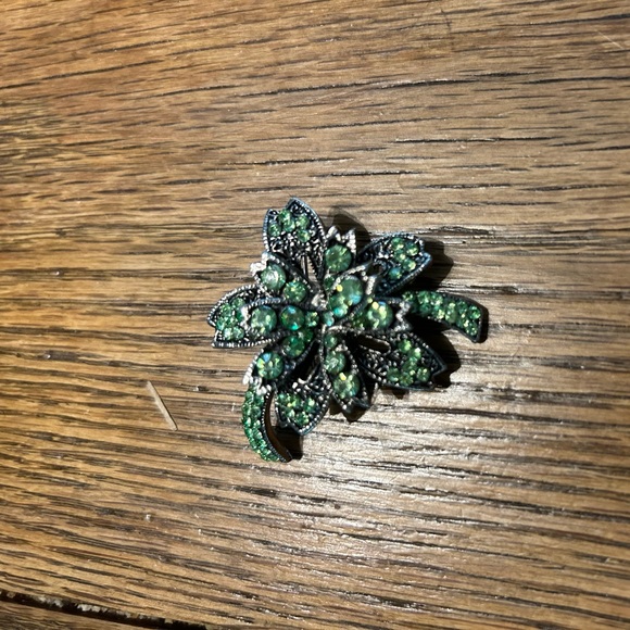 Beautiful green broach - Picture 2 of 5